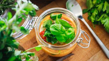 Gazpacho with cucumber spaghetti.  © NDR Photo: Tarik Rose