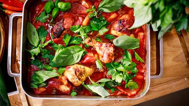 Oven-baked chicken with vegetables and tomato sauce, © NDR Photo: Tarik Rose
