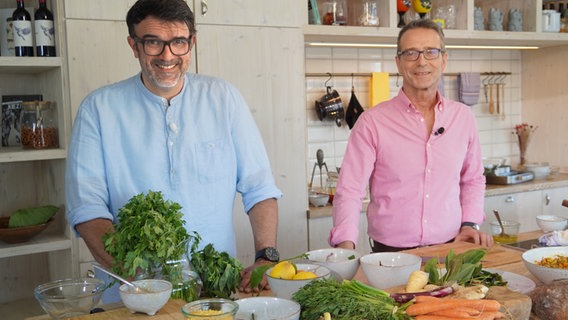 Fernsehkoch Tarik Rose (links) und Ernährungsmediziner Dr. Matthias Riedl stehen in der Küche. © NDR Foto: Florian Kruck