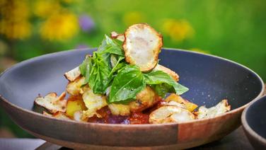 Kabeljau milanese auf geschmorten Tomaten  und mit Topinambur-Chips serviert. © NDR Foto: Tarik Rose