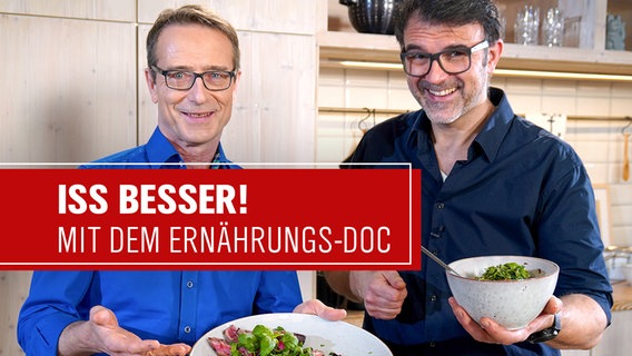 Logo der Sendereihe "Iss besser!" mit E-Doc Matthias Riedl (links) und Koch Tarik Rose. © NDR/dmfilm 