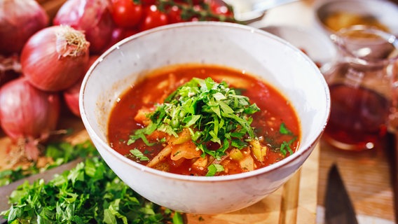 Minestrone served in a bowl with oriental spices.  © NDR Photo: Tarik Rose