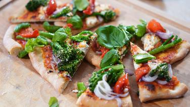 Dinkel-Pizza mit Brokkoli und Ziegenkäse © NDR Foto: Florian Kruck