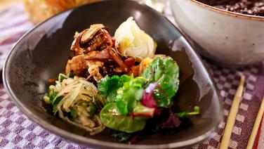 Bowl mit fermentiertem Gemüse und Huhn auf einem Teller serviert. © NDR Foto: Tarik Rose