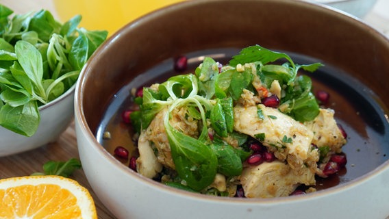 Orientalischer Geflügel-Bulgur-Salat auf einem tiefen Teller serviert. © NDR Foto: Tarik Rose