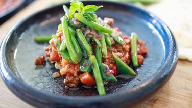 Chili con Carne mit grünen Bohnen auf einem Teller serviert. © NDR Foto: Tarik Rose
