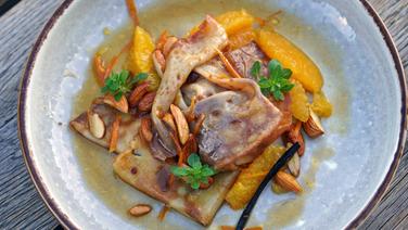 Crêpes Suzette mit Orangen und Mandeln auf einem Teller serviert. © NDR Foto: Florian Kruck