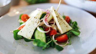 Fitness-Salat mit Portulak und Schafskäse auf einem Teller serviert. © NDR Foto: Tarik Rose