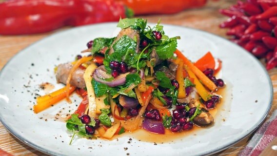Spicy vegetable salad with leftover roast served on a plate.  © NDR Photo: Florian Kruck