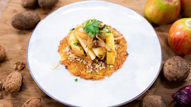 Rösti mit Apfelspalten auf einem Teller angerichtet. © NDR Foto: Tarik Rose