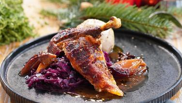Knuspriges Bauernhuhn mit Knödeln und Rotkohl auf einem Teller serviert. © NDR Foto: Tarik Rose