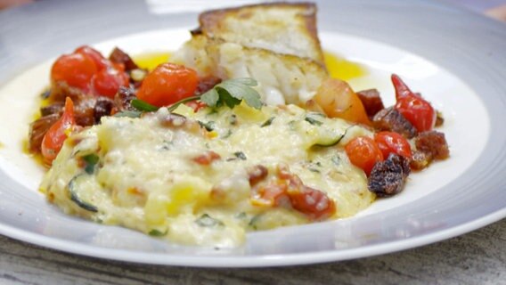 Kabeljau an Chorizo mit Tomaten und Zucchini-Kartoffelpüree in einem Teller angerichtet © NDR Foto: Tarik Rose