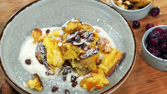 Le Kaiserschmarrn à la crème sure est disposé sur une assiette.  © NDR Photo : Florian Kruck