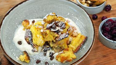 Kaiserschmarrn mit saurer Sahne auf einem Teller angerichtet. © NDR Foto: Florian Kruck