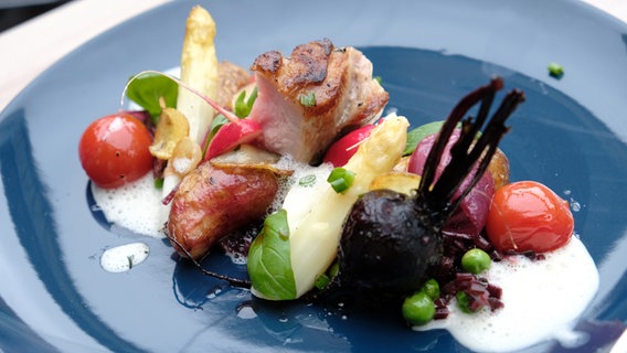 Ofenspargel mit Kalbsrücken,  Rote-Bete-Gemüse, Kartoffeln und Cherrytomaten angerichtet © NDR Foto: Tarik Rose