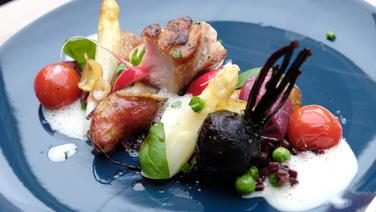 Ofenspargel mit Kalbsrücken,  Rote-Bete-Gemüse, Kartoffeln und Cherrytomaten angerichtet © NDR Foto: Tarik Rose