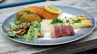Asparagus Spears Meatloaf Escalope, Cottage Ham, Potatoes and Romaine Salad © NDR Photo: Tarik Rose