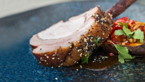 Knusper-Schwein mit Süßkartoffeln und Tomatensalsa © NDR/nonfictionplanet/Tarik Rose 