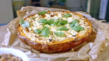 Ein mit Feta überbackener Kürbis © NDR Foto: Tarik Rose