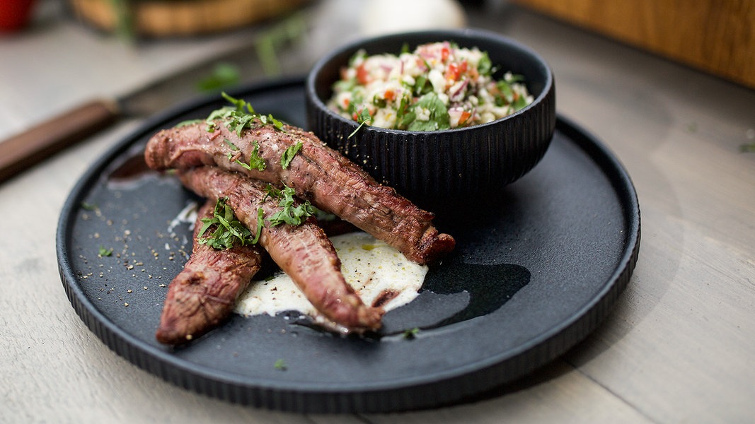 Lammfilet mit Blumenkohl-Couscous und Joghurt-Dip | NDR.de - Ratgeber ...