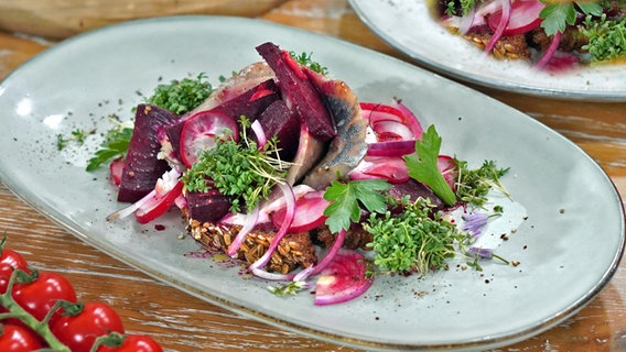 Matjes-Schnitte mit Rote-Bete-Salat auf einer Platte serviert. © NDR Foto: Florian Kruck