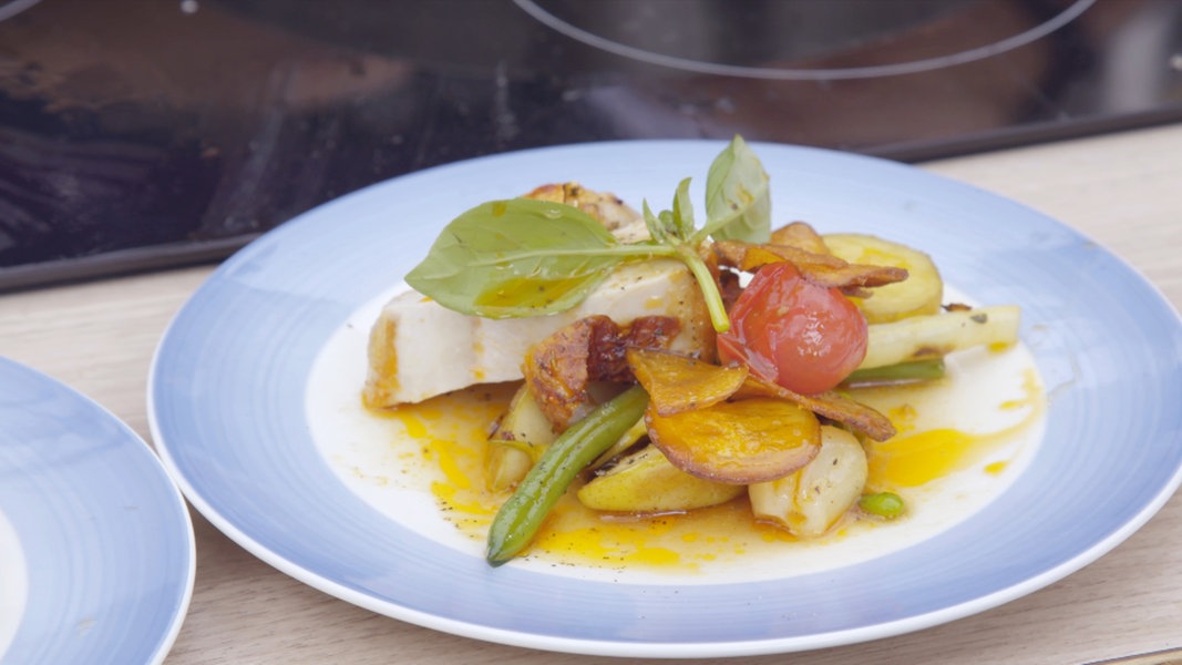 Paprika-Ofen-Hähnchen mit Speckbohnen und Birnen | NDR.de - Ratgeber ...