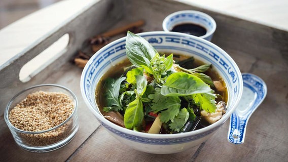 Asiatische Suppe im Pho-Style in einer Schüssel angerichtet. © NDR Foto: Tarik Rose