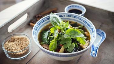 Asiatische Suppe im Pho-Style in einer Schüssel angerichtet. © NDR Foto: Tarik Rose