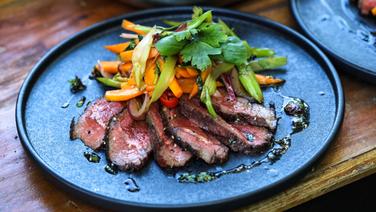 Roastbeef mit Asia-Gemüse-Salat auf einem Teller serviert. © NDR 
