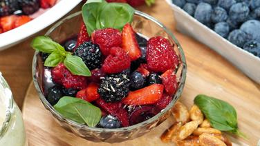 Red fruit jelly with vanilla cream and basil served in a glass bowl.  © NDR Photo: Florian Kruck