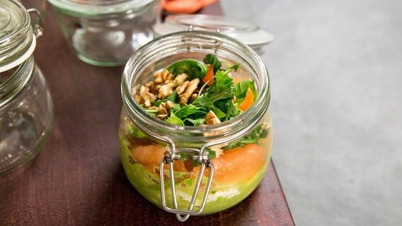 Ein Einmachglas mit Avocadopüree, Lachs, Rucola und Walnüssen © NDR Foto: Claudia Timmann