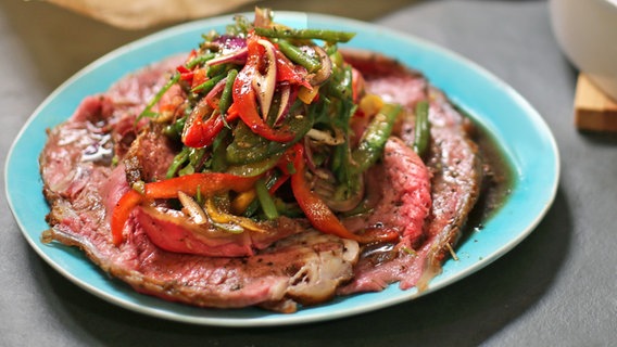 Ein Teller mit Roastbeef und Paprika-Bohnen-Salat © NDR Foto: Tarik Rose