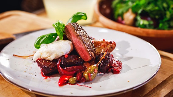Labskaus-style beef and beet steaks arranged on a plate.  © NDR Photo: Tarik Rose
