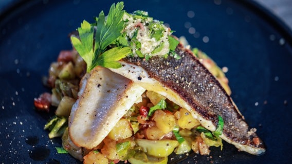 Gebratenes Schollenfilet auf Rosenkohl-Kartoffel-Ragout serviert. © NDR Foto: Tarik Rose