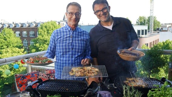 Dr. Matthias Riedl und Tarik Rose (r.) beim Grillen. © NDR/dmfilm/Florian Kruck 