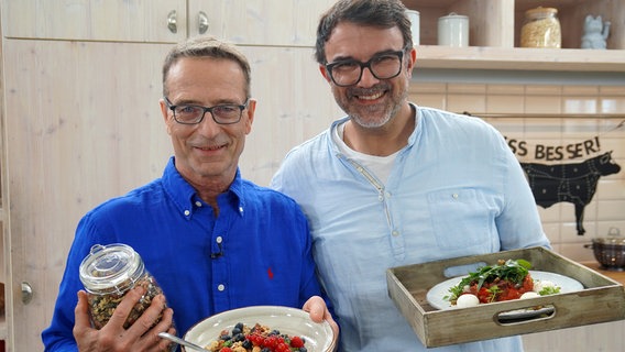 v.l.n.r.: Dr. Matthias Riedl und Tarik Rose © NDR/dmfilm/Florian Kruck 