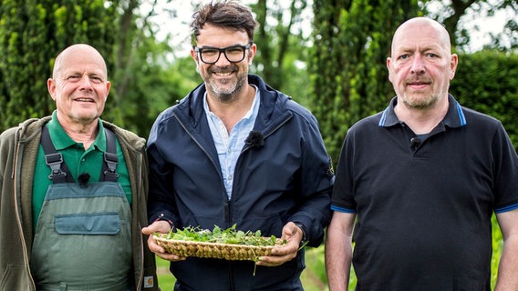 Tarik mit Hajo Kahl (l.) und Dirk Endrulat (r.) © NDR/nonfictionplanet/Svenja Halberstadt 