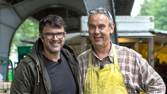 Tarik Rose mit Verkäufer Andreas Handke auf dem Hamburger Isemarkt. © NDR/Svenja Halberstadt 
