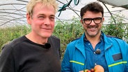 Tarik bei Tomatenzüchter Jörn Meyer. © NDR/Svenja Halberstadt 