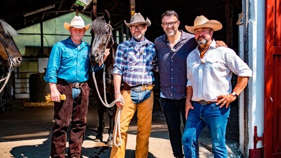 Cowboys mitten in Holstein: Tarik Rose mit den Betreibern von Breeder's Pride Beef. © NDR/Svenja Halberstadt 