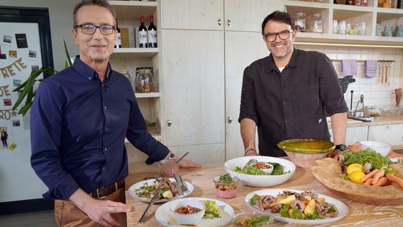 Leckere und gleichzeitig gesunde Ernährung: Dafür schwingen Fernsehkoch Tarik Rose und NDR Ernährungs-Doc Matthias Riedl gemeinsam die Kochlöffel. Diesmal dreht sich alles um gesunde Gewürze und Kräuter. © NDR/dmfilm/Florian Kruck 