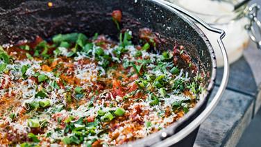 Shakshuka - ein israelisches Gericht aus Tomaten mit pochierten Eiern -  in einem Topf © NDR Foto: Tarik Rose