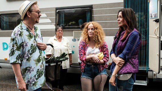 Szenenbild aus der Comedy-Serie "Jennifer - Sehnsucht nach was Besseres": Dietmar (Olli Dittrich, li.) kommt zufällig am Wohnmobil vorbei kommt. © NDR/Marion von der Mehden 