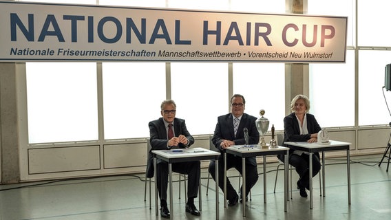 Szenenbild aus der Comedy-Serie "Jennifer - Sehnsucht nach was Besseres": Die Jury des National Hair Cup. © NDR/Marion von der Mehden 