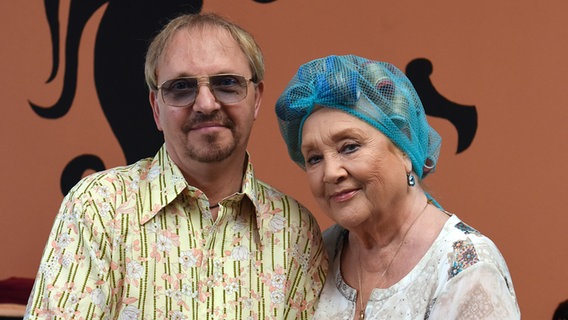 Dietmar und Oma Margret (Doris Kunstmann, r.) © NDR/Marion von der Mehden 