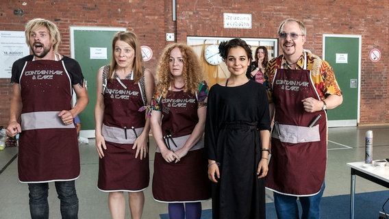 Szenenbild aus der Comedy-Serie "Jennifer - Sehnsucht nach was Besseres": Friseurmeisterschaft gewonnen! Ingo (Klaas Heufer Umlauf, li.), Bettina (Annika Martens, 2. v. li), Melanie (Laura Lo Zito, mi.) und Dietmar (Olli Dittrich, re.) freuen sich. © NDR/Marion von der Mehden 