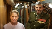 Cornelia Poletto und Michel Abdollahi stehen nebeneinander und lachen. © NDR/Stefan Mühlenhoff 