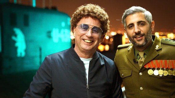 Atze Schröder und Michel Abdollahi (v.l.n.r.) © NDR/Telemichel/Stefan Mühlenhoff 