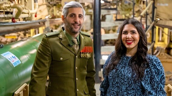 Michel Abdollahi und Ariana Baborie stehen nebeneinander und lächeln in die Kamera. © NDR/Telemichel 