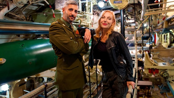 Käpt'ns Dinner-Moderator Michel Abdollahi mit Schauspielerin, Sängerin und Musical-Darstellerin Ute Lemper. © NDR/Telemichel Foto: NDR/Telemichel